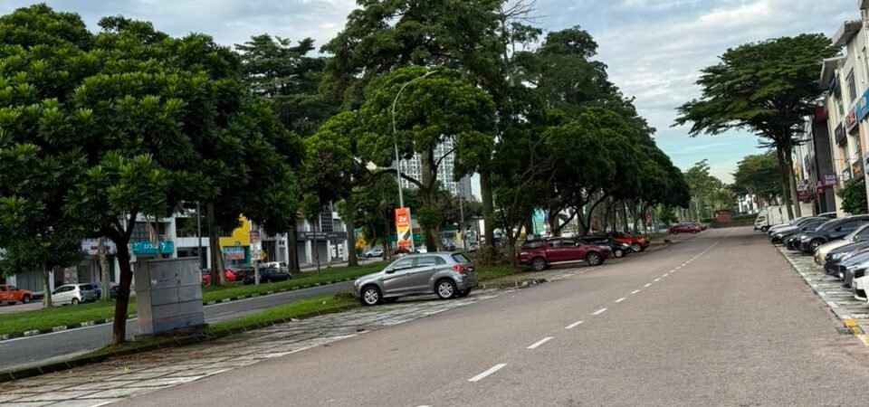 Three Storey End Lot Shoplot for Rent