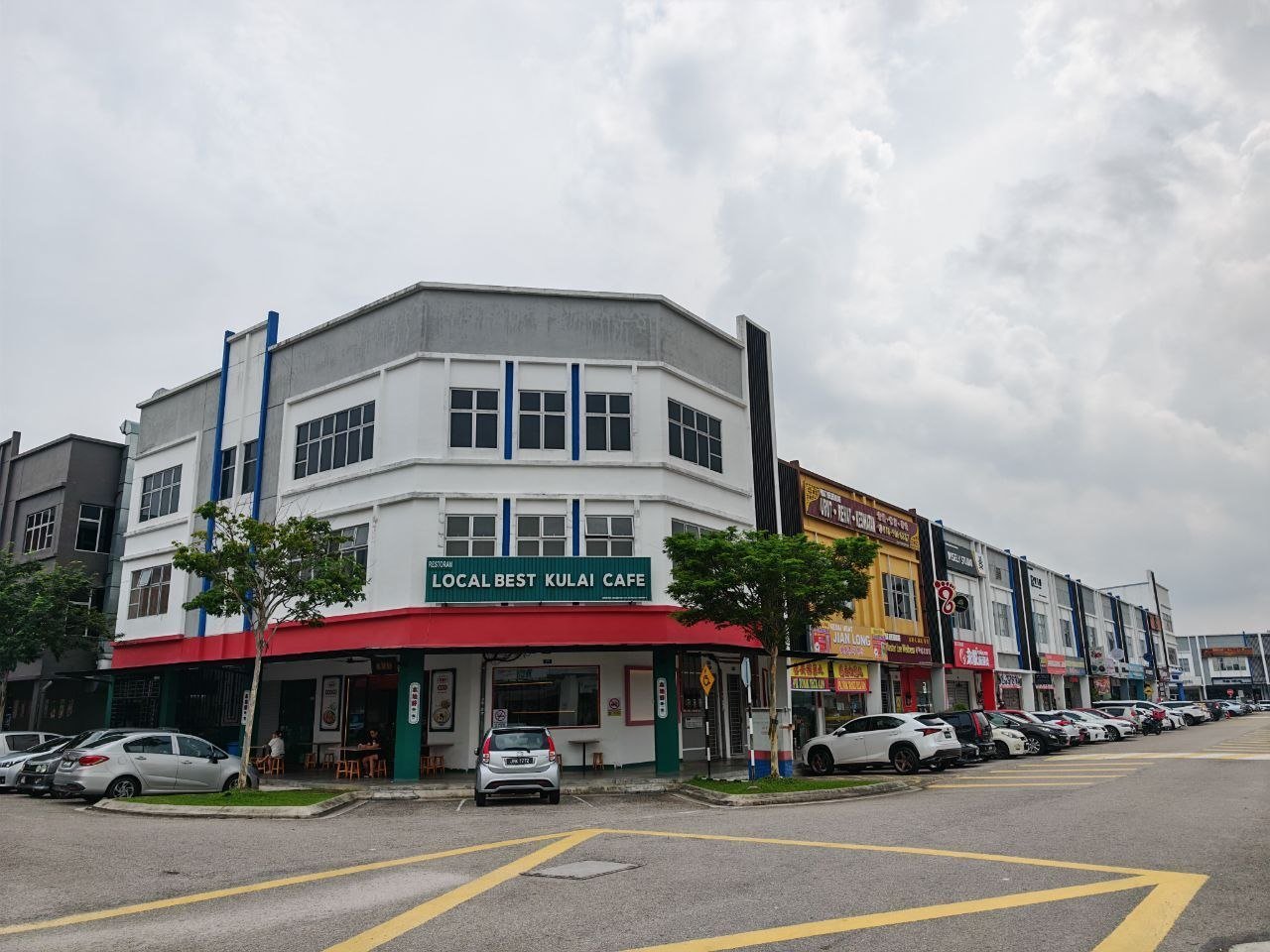Three Storey Corner Shoplot for Rent property photo 2