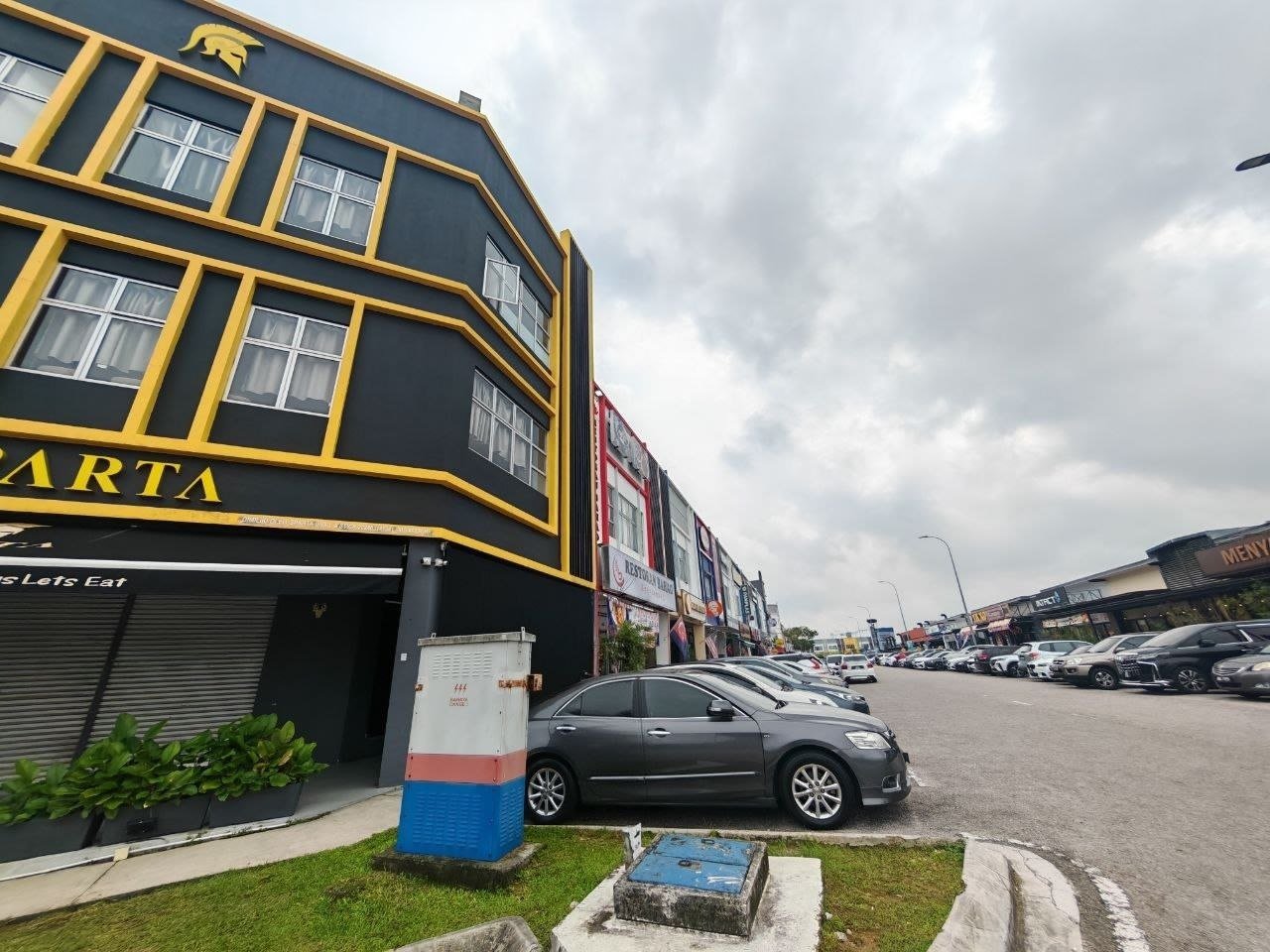 Three Storey Corner Shoplot for Rent property photo 3