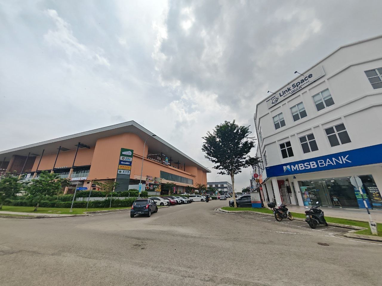 Three Storey Corner Shoplot for Rent property photo 4