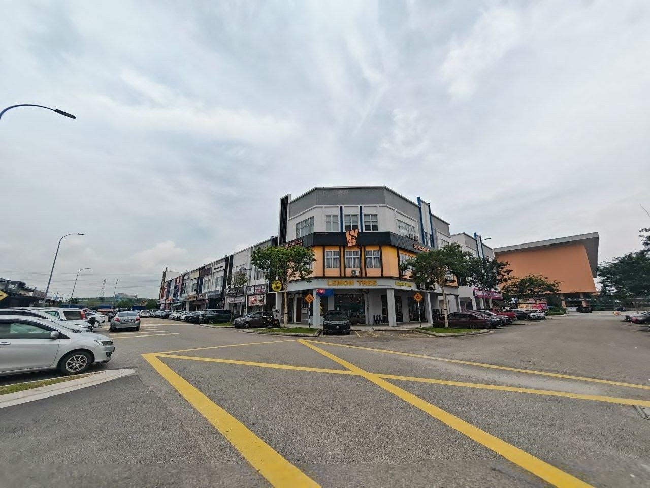 Three Storey Corner Shoplot for Rent property photo 5