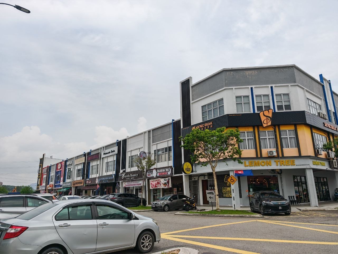 Three Storey Corner Shoplot for Rent property photo 7