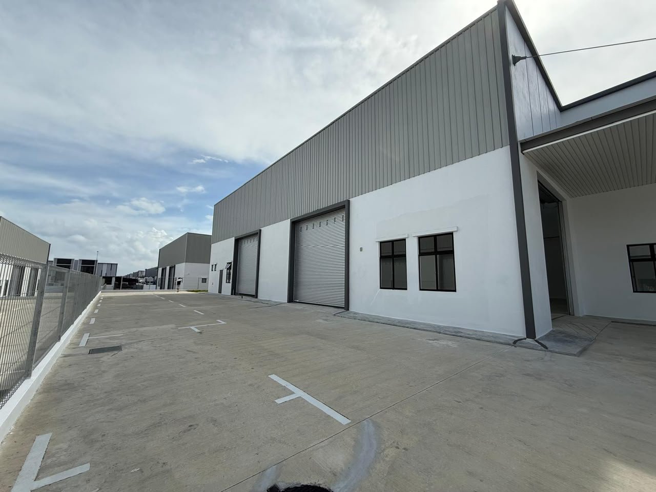 Brand-New Semi-Detached Factory for Rent property photo 3