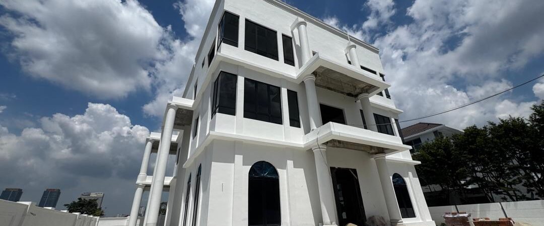 3-Storey Bungalow with Rooftop for Sale