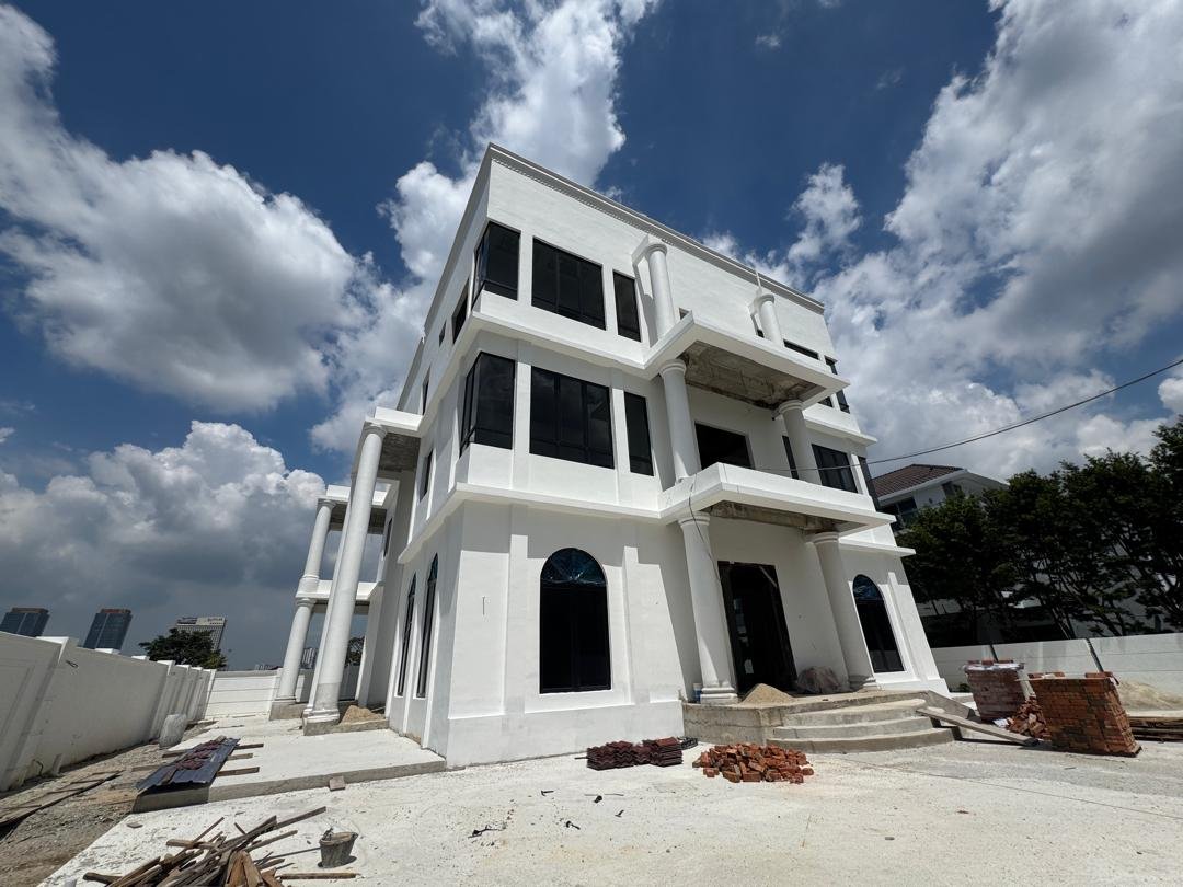 3-Storey Bungalow with Rooftop for Sale
