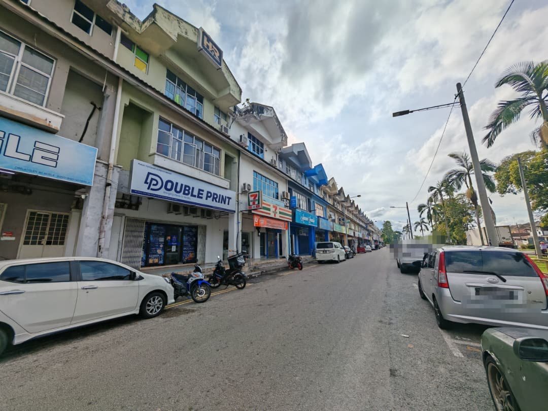 3 Storey Shoplot for Sale at Jalan Sri Putri, Taman Putri, Kulai, Johor photo 1